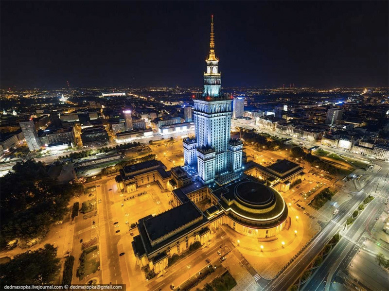 Для съемки центральной части Варшавы, парням пришлось залезть на строящийся рядом небоскреб высотой около 150 метров.