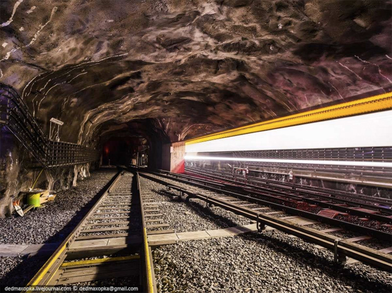 Большинство высоток Стокгольма имеют смотровые площадки, на которые может попасть любой желающий. Так как покорять было особого нечего, парни решили разнообразить программу и пробрались в тоннель метро.