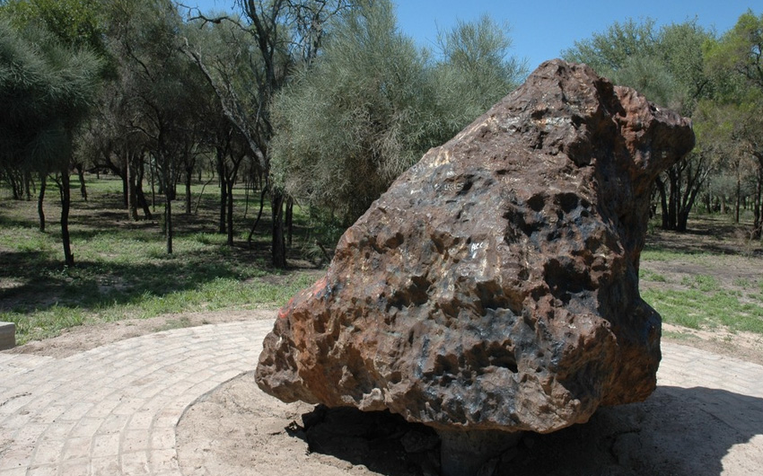 Эль Чако 
Где: Аргентина
Вес: 37 тонн
Несколько тысячелетий назад вблизи местечка Ганседо пролился метеоритный дождь, о чем свидетельствуют многочисленные кратеры и находки железных фрагментов массой от нескольких килограммов до многих тонн. Предположительно метеоритКампо-дель-Сьело упал на Землю 4000-6000 лет назад. Эль Чако — крупнейший фрагмент железного метеорита Кампо-дель-Сьело. Нашли его с помощью металлоискателя в 1969 году на глубине 5 метров.