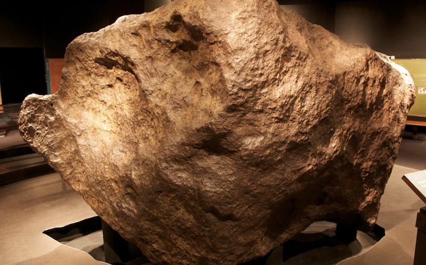 Анигито
Где: Гренландия
Вес: 31 тонна
Это самая крупная часть метеорита Мыс Йорк — второго по величине метеорита, сохранившегося на поверхности Земли. Размеры фрагмента составляют 3,4 x 2,1 × 1,7 м. Первооткрывателями метеорита были эскимосы. В 1818 году о метеорите от них узнал шотландский мореплаватель Джон Росс, искавший Северный морской путь. В настоящее время метеорит экспонируется в зале Артура Росса Американского музея естественной истории.