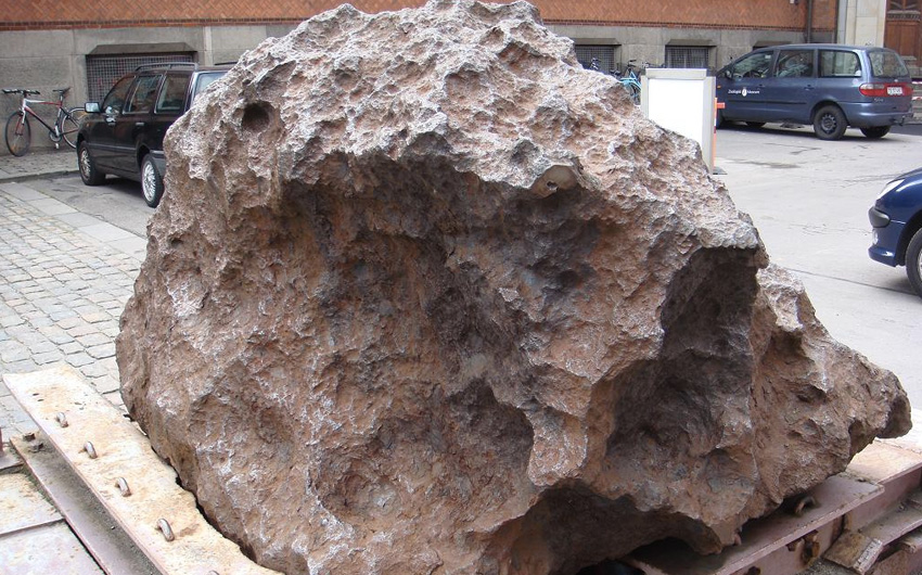 Агпалилик 
Где: Гренландия
Вес: 20 тонн 
Агпалилик представляет собой лишь фрагмент метеорита Мыс Йорк, упавшего на Землю приблизительно 10 000 лет назад. Нашли метеорит в 1963 году в Агпалилике. В настоящее время находка входит в постоянную экспозицию Геологического музея Университета Копенгагена.