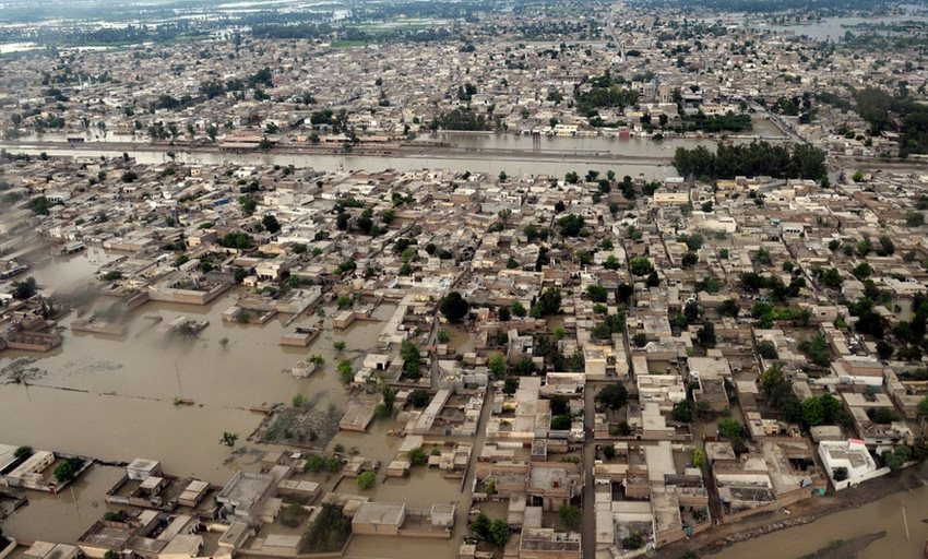 Пакистан, 2010 год
Муссонные дожди привели к выходу из берегов сразу нескольких рек провинции Хайбер-Пахтунхва. 1/5 территории Пакистана оказалась под водой. От наводнения погибло более 1500 человек, более 15 тыс. домов было смыто водой.