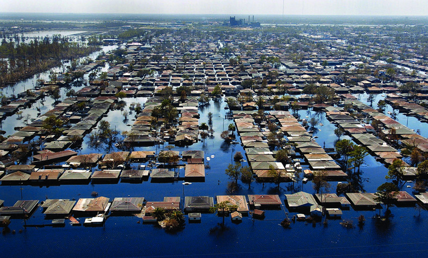 США, 2005 год
Самый разрушительный ураган в истории США среди прочего стал причиной наводнения. Было разрушено около пятидесяти дамб, в результате чего многие районы оказались затоплены. Наводнение стало причиной гибели 69 человек, всего же в результате стихийного бедствия погибли 1836 жителей. Экономический ущерб от природного катаклизма составил 125 млрд. долларов.