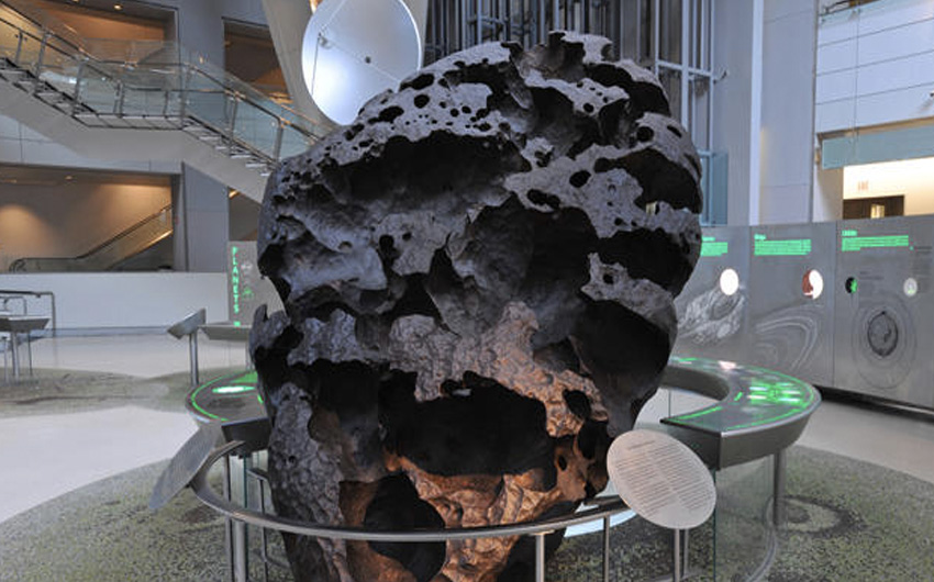 Вилламетт 
Где: США
Вес: 15,5 тонн 
Размер этого метеорита сопоставим с габаритами малолитражного автомобиля. Считается, что он упал на Землю около 1 миллиарда лет назад. Долгие годы он просто ржавел посреди лесов западного Орегона, пока его не обнаружили индейцы. В 1902 году находка индейцев оказалась в руках шахтера Эллиса Хьюза, затем он перешел в собственность Орегонской сталелитейной компании, а в 1905 году метеорит выкупила за 26 тысяч долларов миссис Уильям Е. Додж. В наши дни метеорит Вилламетт выставлен в Американском музее естественной истории в Нью-Йорке.