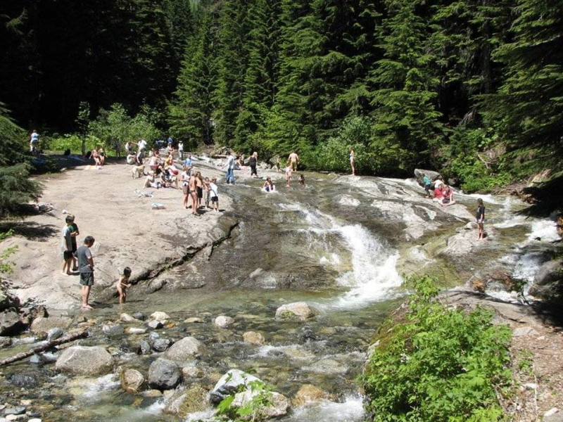 Водопад Куквули, Денни Крик, штат Вашингтон
Тропа Денни Крик выведет прямо к водопадам и ручьям. Самой популярной природной «горкой» считается Куквули.