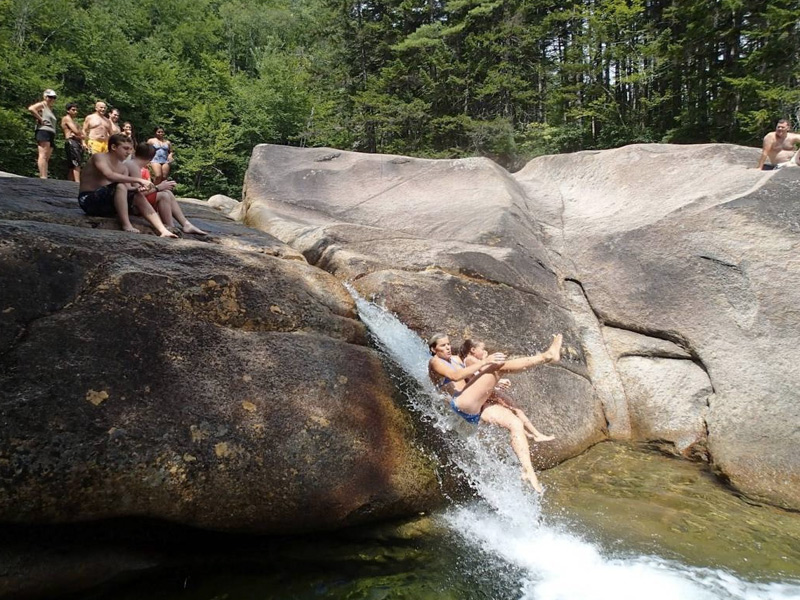 Национальный лес Белой горы, Нью-Гэмпшир 
В окрестностях водопада Франкония располагается сразу несколько «водных горок». Так что выстаивать длинную очередь не придется.