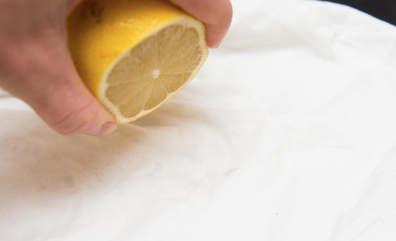Сохранить белизну ткани
Для поддержания белизны вещей обычно используются специальные средства. Большинство из них достаточно агрессивные и помимо непосредственно отбеливания они разрушают ткань. Решить проблему можно с помощью лимона. В следующий раз перед стиркой, к примеру, белого постельного белья добавьте к нему от 1/4 до 1/2 чашки лимонного сока.