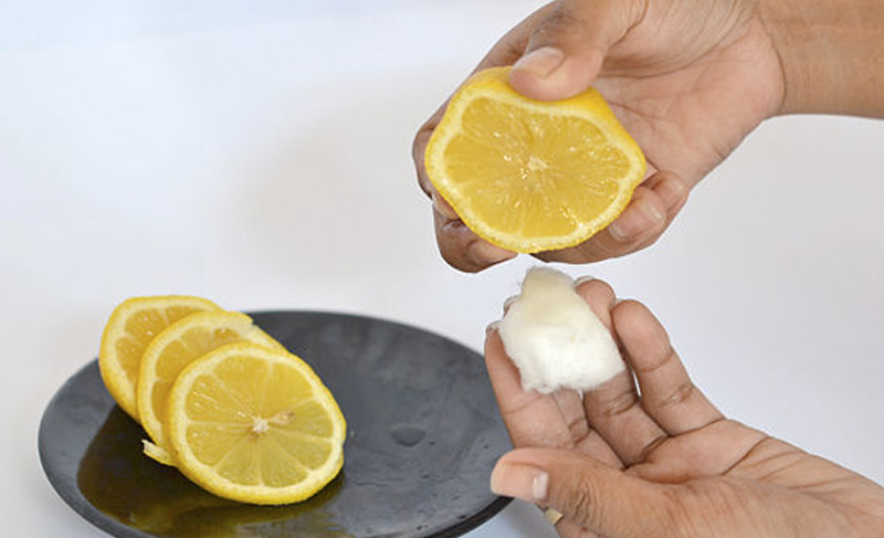 Устранить сыпь 
Успокоить сыпь, например, вызванную контактом с некоторыми растениями, поможет лимон. Смочите вату или ватный диск лимонным соком и приложите к пораженному участку кожи.