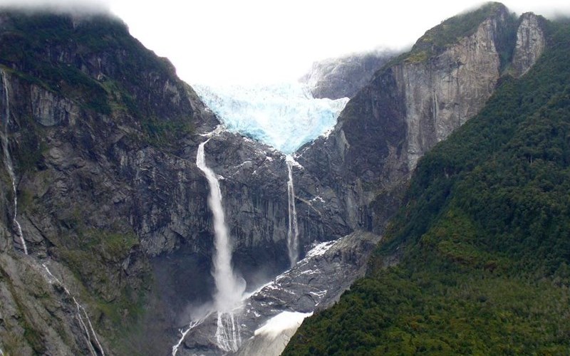 Висячий ледник Ventisquero Colgante, Чили
Ледник, зависший над краем обрыва, находится в чилийском Национальном парке Кеулат на юге страны. Он надежно изолирован, и потому не так известен, как другие водопады. Вода струится с ледника в течение всего года, но в зависимости от погодных условий и положения ледника поток может меняться или даже разбиться на несколько отдельных струй.