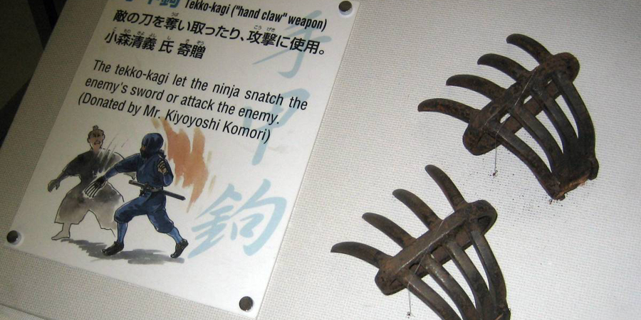 Текко-Каги
Универсальное оружие, использующееся как для атаки, так и для защиты. Имея в арсенале только текко-каги, опытный воин мог разоружить вооруженного катаной самурая.