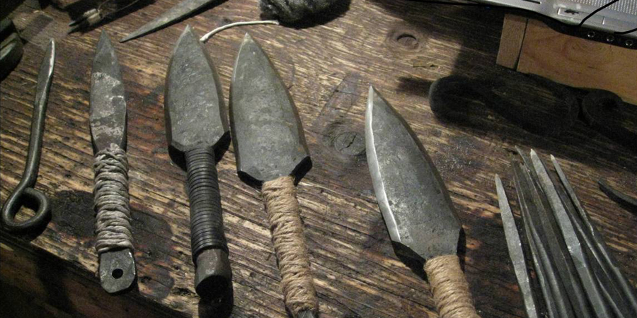 Кунаи
Многое из вооружения ниндзя ведет род от обычных сельскохозяйственных орудий. И кунаи не является исключением: крестьяне использовали его в качестве шпателя, ну а ниндзя пробивали кунаи крепления в стенах.
