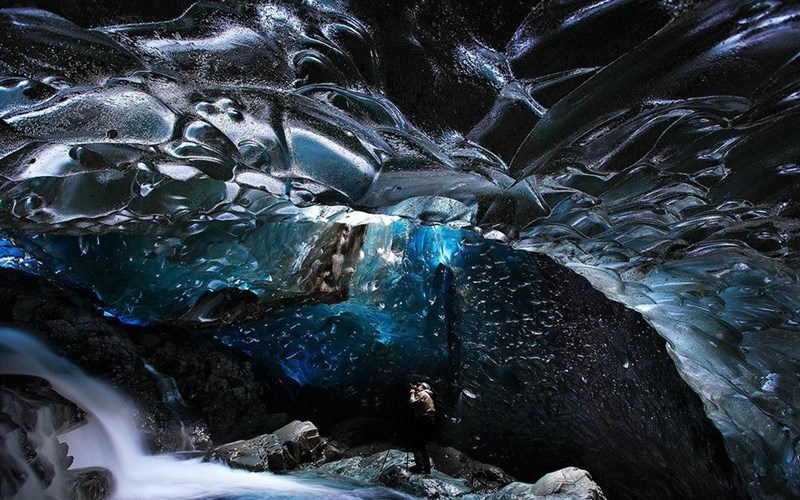 Ледниковый водопад, Исландия
В местах, где постоянно двигаются ледники, например, в ледяных пещерах Исландии, часто образуются удивительные водопады. Свет, отраженный от стенок ледяных пещер, создает волшебный и потусторонний эффект.