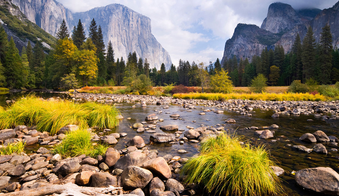 Национальный парк Йосемити
США
Три тысячи квадратных километров уникальных горных ландшафтов, гранитные скалы, водопады и секвойи: Йосемити по праву считается одним из лучших Национальных парков страны.