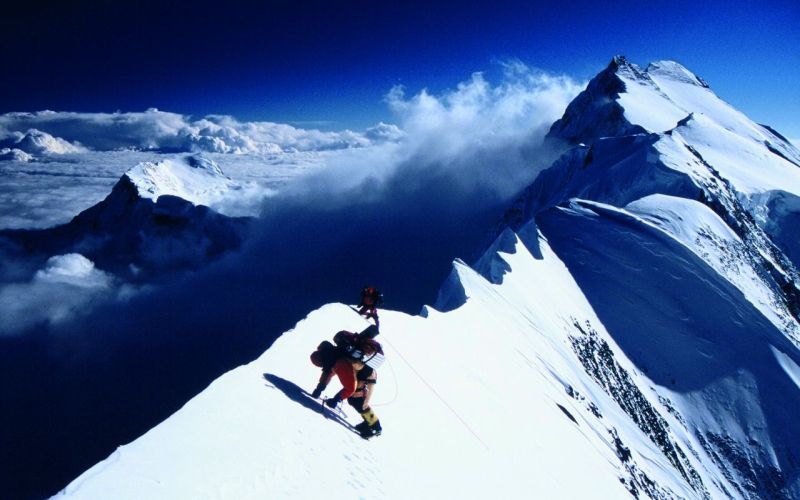 Аннапурна
Месторасположение: Непал. Гималаи
Высота: 8 091 м
Лучше всего Аннапурну описывают слова американского альпиниста Эда Витуса: «Аннапурна представляет собой одну сплошную опасность, сплошь покрытую льдом. Один большой кусок льда с ледовыми наростами на нем. И вопрос состоит в том, в какую сторону повернется следующий нарост, вперед или назад». Аннапурна по праву считается одной из самых опасных гор. Около 40% альпинистов, пытавшихся ее покорить, так и остаются лежать на ее склонах.