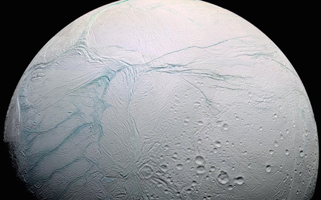 Спутник Сатурна
Такими же перспективами обладает Энцелад — чуть ранее в этом месяце ученые подтвердили, что под ледяной оболочкой этого гиганта скрывается океан. Если это действительно так, то Энцелад является идеальным местом для развития жизни.
