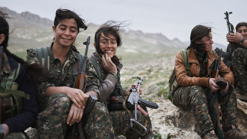 Женские отряды курдской обороны
Курдские отряды милиции YPJ были сформированы в 2012 году, как часть сопротивления наступающим силам ИГИЛ. Они уже прошли множество жесточайших испытаний, которые даже не могут себе представить воины других армий. Кроме того, эти отряды имеют большое психологическое давление на бойцов ISIS — те считают, что вход в рай закрыт убитому женщиной солдату.