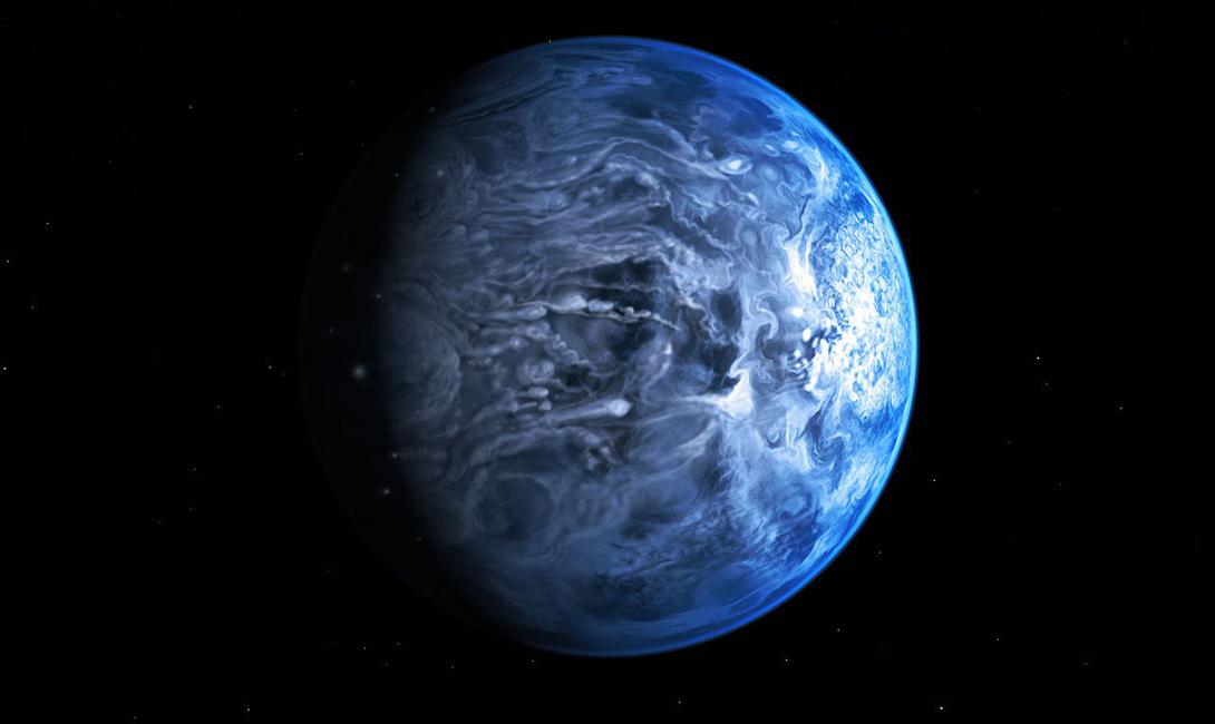HD 189733b
Синий оттенок этой планеты может напомнить вам мировой океан, или приятный летний денек. Но не стоит обманываться: этот огромный газовый гигант вращается по минимальной орбите, очень близко к своей звезде. Тут нет воды и никогда ее не будет. Температура — 900 градусов по Цельсию и лазурное небо — дождь из расплавленного стекла.