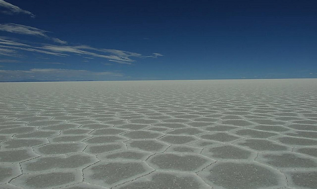 Салар де Уюни
Боливия
Это удивительная соляная пустыня занимает целых 12,106 квадратных километров. Салар де Уюни считается самой большой соляной пустыней в мире. Попасть сюда значит оказаться в новом, странном и удивительном месте.