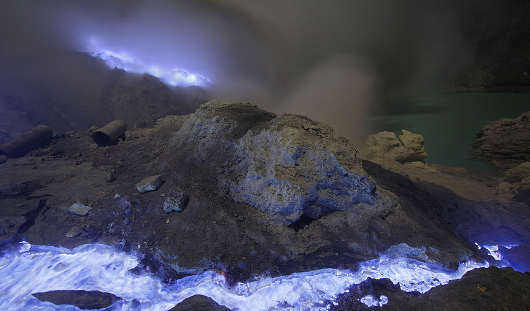 Вулкан Иджен
Индонезия
Этот действующий вулкан известен своими ужасающими выбросами газа, смешанного с серой. Запредельные оттенки флуоресцентной лавы способны напугать кого угодно.