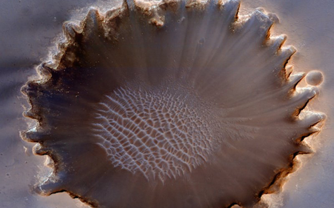 Следы на песке
Еще два года назад, зонд Curiosity обнаружил под поверхностью Марса следы азота, водорода, кислорода, фосфора и углерода. В 2014-ом НАСА опубликовали доклад, где указывалось на наличие органических соединений, найденных зондом. Все это показывает, что, скорее всего, на Марсе действительно была жизнь.
