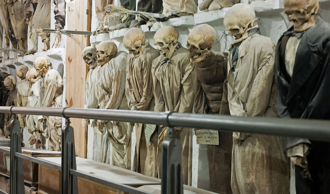 Катакомбы Капуцинов
Италия
Все катакомбы мира, от Зальцбурга до Парижа, не выглядят так жутко, как сицилийские Catacombe dei Cappucini. На этом религиозном кладбище мумифицированы останки нескольких тысяч монахов.