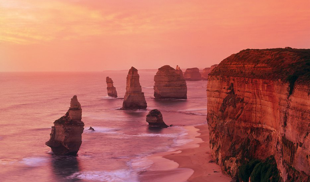 12 апостолов
Австралия
Great Ocean Road получил неофициальное название «12 апостолов» благодаря высоким известняковым стекам, довлеющим над всем побережьем. Вид отсюда открывается просто ошеломляющий.