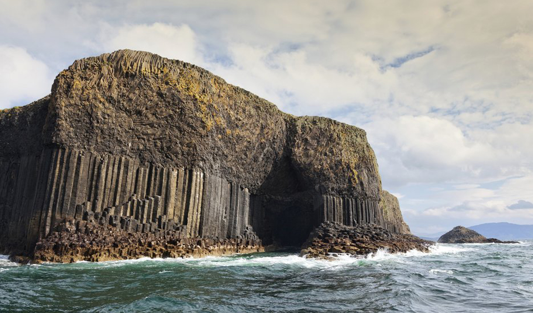 Кронштейн-Айленд
Шотландия
Остров Стаффа безлюден с конца восемнадцатого века, но здесь по-прежнему есть на что взглянуть. Самым впечатляющим, безусловно, станет поход к пещерам Фингала, где шестиугольные базальтовые колонны выступают как бы продолжением знаменитой Дороги Троллей.