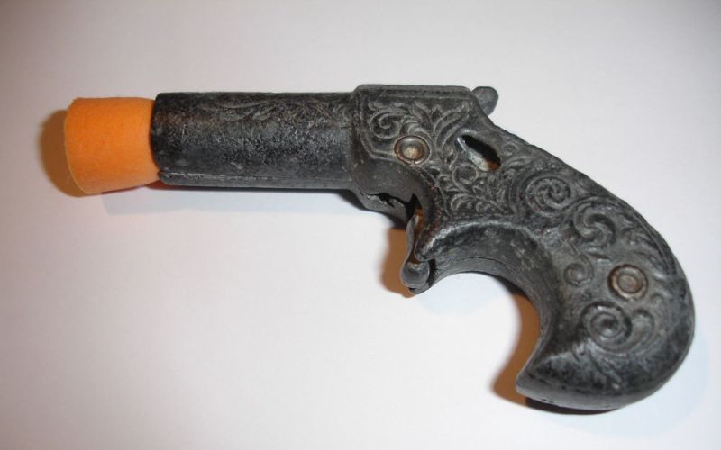Пистолет-пряжка «Bat Masterson Derringer»
Этот игрушечный пистолет пользовался бешеным спросом среди мальчишек в 50-х годах. Револьвер крепился на пряжке ремня и приводился в действие покачиваниями живота, позволяя молниеносно открыть огонь по ничего не подозревающим преступникам. Но создатели игрушки переборщили с реализмом, и снабдили пистолет увесистыми капсулами для стрельбы. А любое движение легко приводило механизм в действие, так что этот пистолет был так же опасен, как мексиканская дуэль под жарким полуденным солнцем.