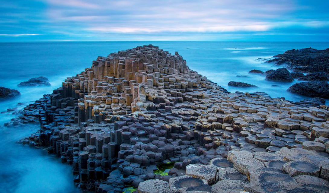 Causeway Coastal Route
Северная Ирландия
Тысячи шестиугольных базальтовых колонн считаются мостовой троллей, прошедших здесь от гнева Одина и других богов. На самом же деле, эти причудливые скальные образования — результат извержения вулкана.