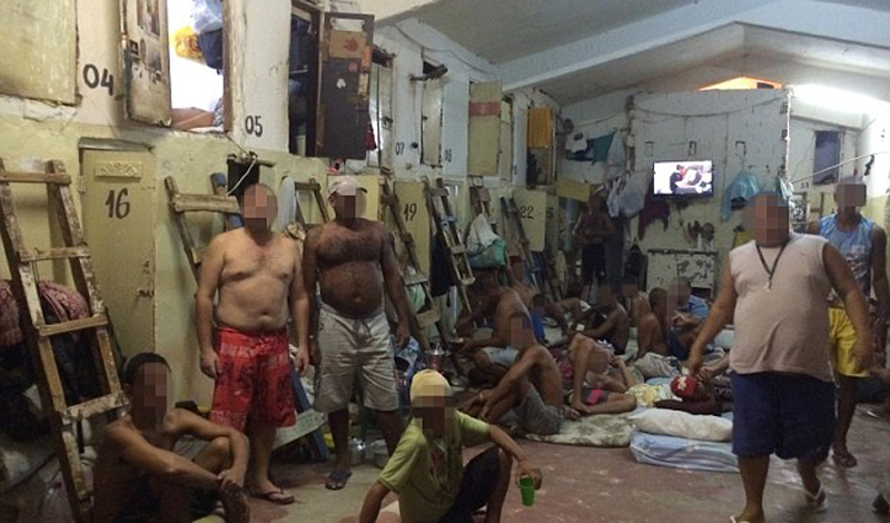37 заключенных пытаются поместиться в крошечной камере, в то время, как авторитеты-chaveiros живут в роскошных номерах с телевизорами и ванными комнатами.
