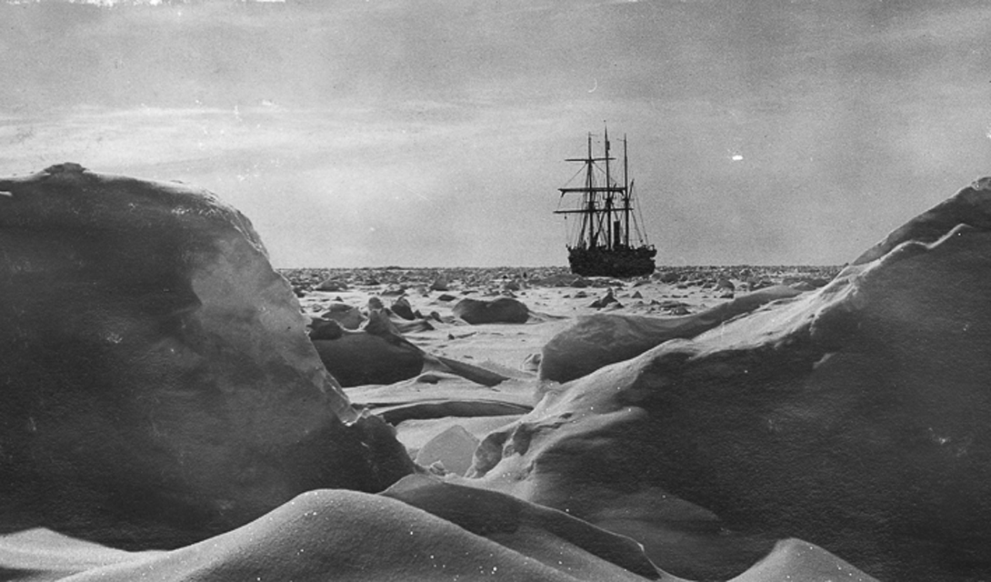 Корабль медленно дрейфовал, повинуясь движению льда. 27 октября 1915, Шеклтон решил, что обшивка больше не выдержит и дал приказ покинуть «Эндьюранс» — в этот раз, навсегда.