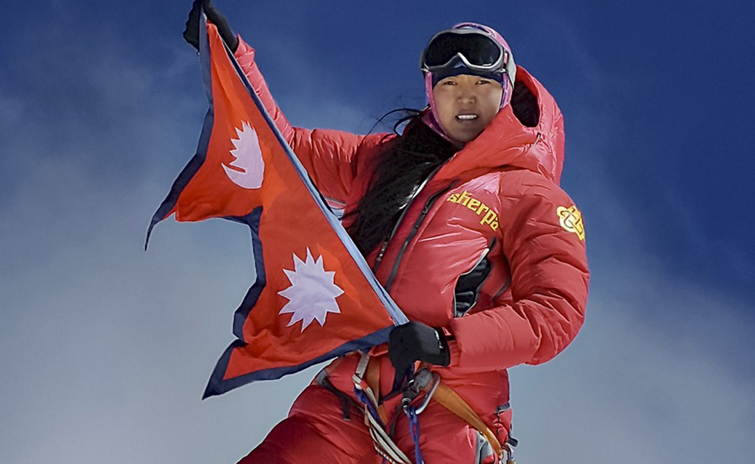 25 апреля 2015 года ужасное землятресение в 7,8 баллов обрушилось на Непал, вызвав массовые оползни и лавины, погубившие тысячи жизней. В разборе завалов на особо трудных участках принимала активное участие Пасанг Лхаму Шерпа Акита — главная звезда страны по спортивному скалолазанью.
