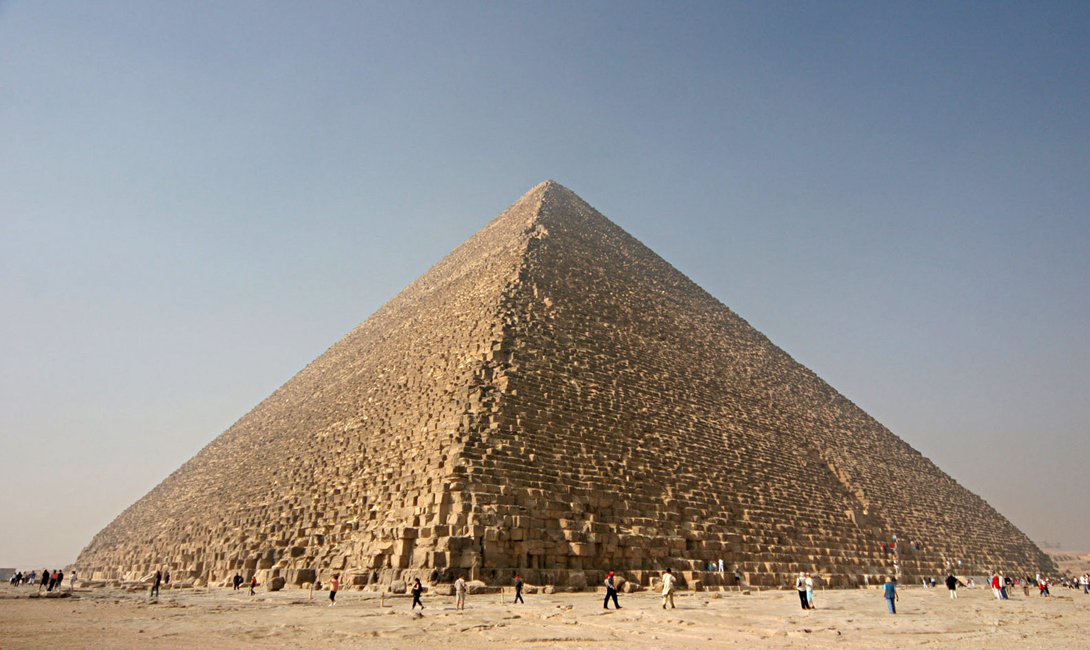 Школа
А вот эта теория действительно заслуживает внимания. Британский математик Джон Легон предположил, что пирамида содержит огромное количество накопленной предыдущими цивилизациями информации. Она записана самой формой постройки. В подтверждение своей догадки, ученый приводит вполне разумные доводы: соотношение основания пирамиды к высоте равняется точно 2Пи. Отсюда можно сделать вывод: пирамида представляет собой картографическую проекцию Северного полушария, сделанную в масштабе 1:43200