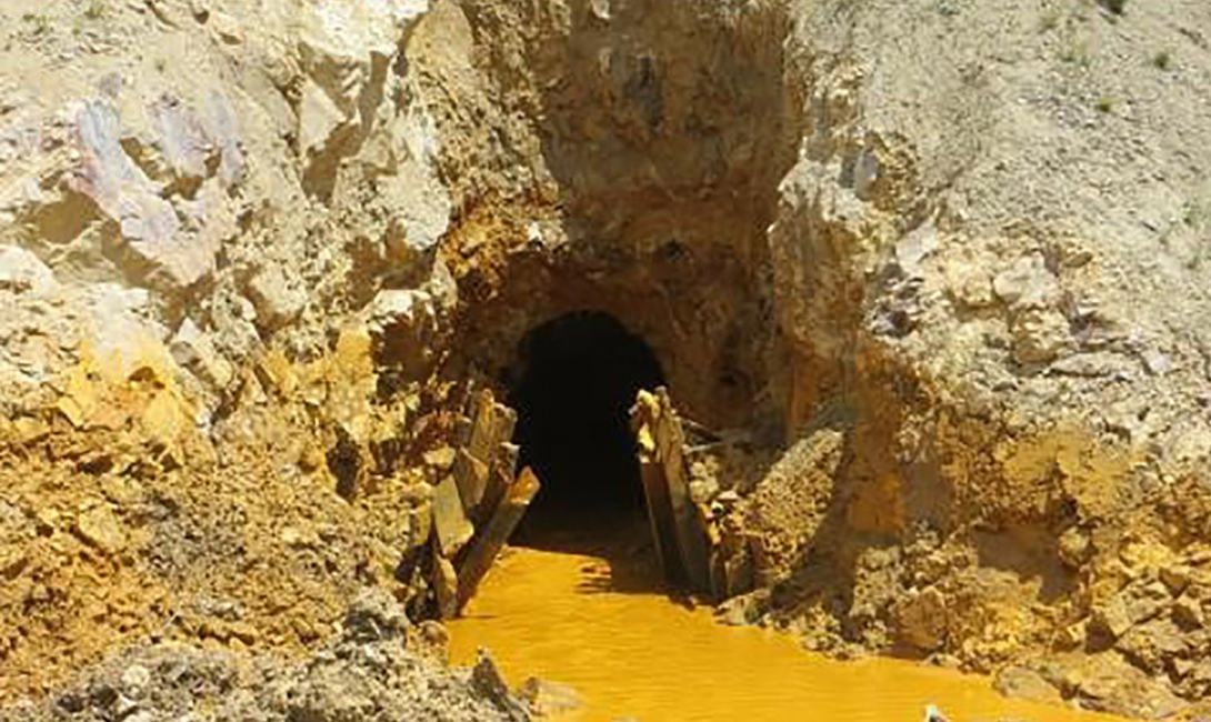 Эти следы появились здесь в результате аварии на золотодобывающей шахте, произошедшей 5 августа 2015 года.