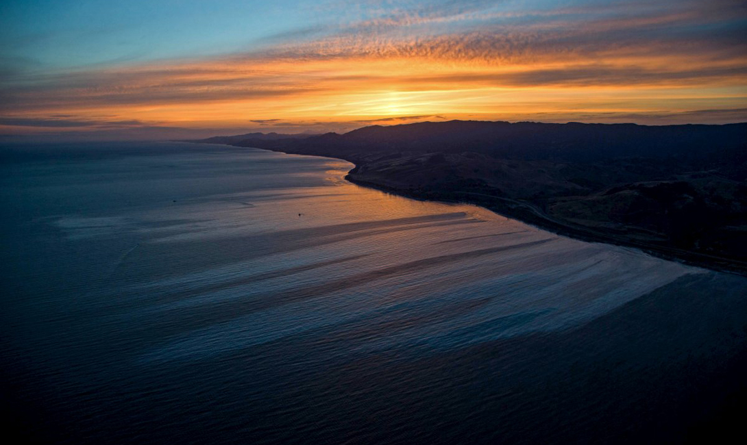 Нефтяное пятно образовалось у побережья Refugio State Beach в Калифорнии. 19 мая 2015 произошел взрыв  трубопровода.