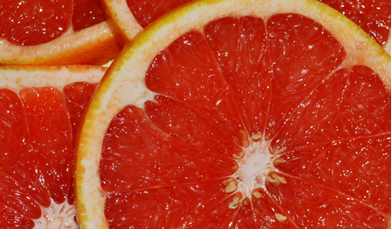 Красный грейпфрут
Витамин С способствует скорейшему восстановлению организма после простуды. Но слишком усердствовать не стоит: более 500 миллиграммов в день могут привести к проблемам с пищеварением. Один красный грейпфрут в качестве короткого послеобеденного перекуса — идеальный выбор.