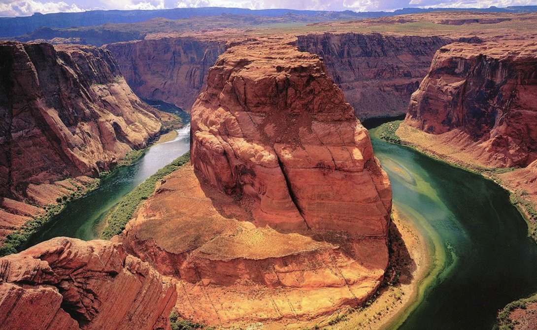Гранд-Каньон
США
Гранд-Каньон, образованный течением реки Колорадо, насчитывает около двух миллиардов лет.  Это действительно одно из тех геологических чудес света, которые обязан увидеть каждый.