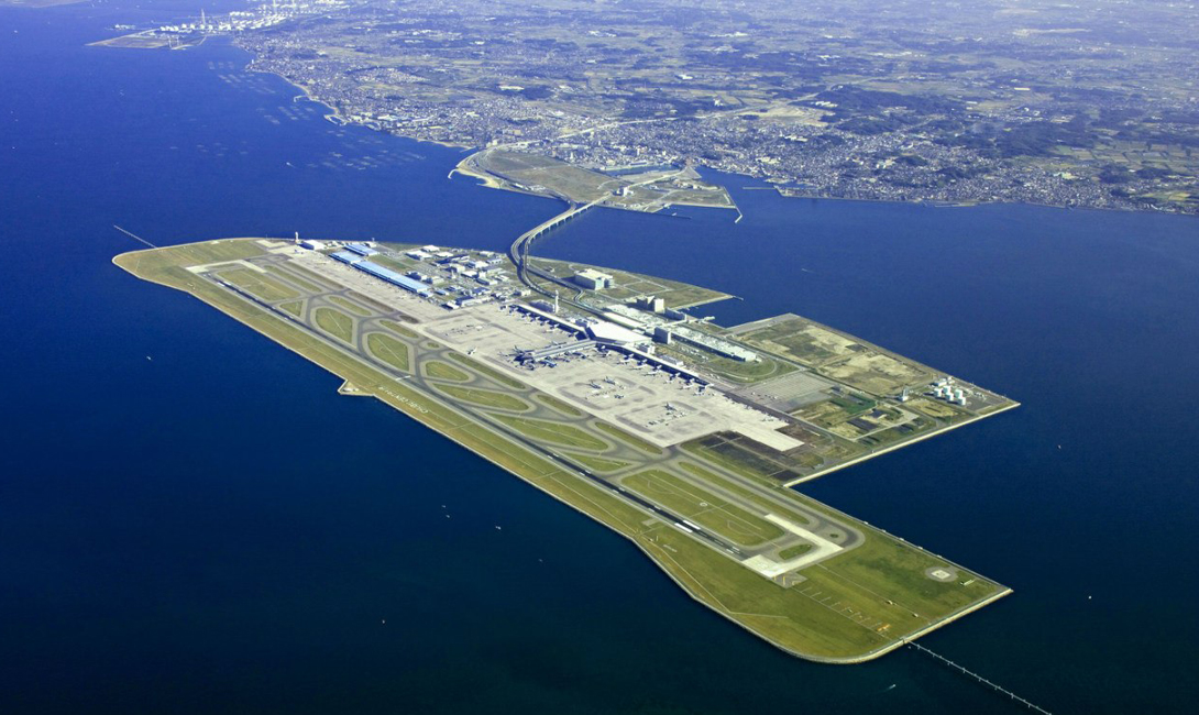 Осака, Япония
Аэропорт Кансай
За исключением мощной просадки, превысившей все расчетные величины, аэропорт Кансай является примером совершенства инженерной мысли. Поскольку свободная земля в Японии в дефиците, его решено было строить на двух искусственных островах, насыпанных рядом с Осакой. Но именно такое месторасположение и обеспечило Кансай местом в списке самых опасных аэропортов мира. А все потому, что воздушная гавань находится недалеко от сейсмически опасной зоны и района формирования тайфунов. Аэропорт периодически потряхивает, а в 1998 году над аэропортом прошел тайфун, правда, за счет своей конструкции зданию удалось выстоять.