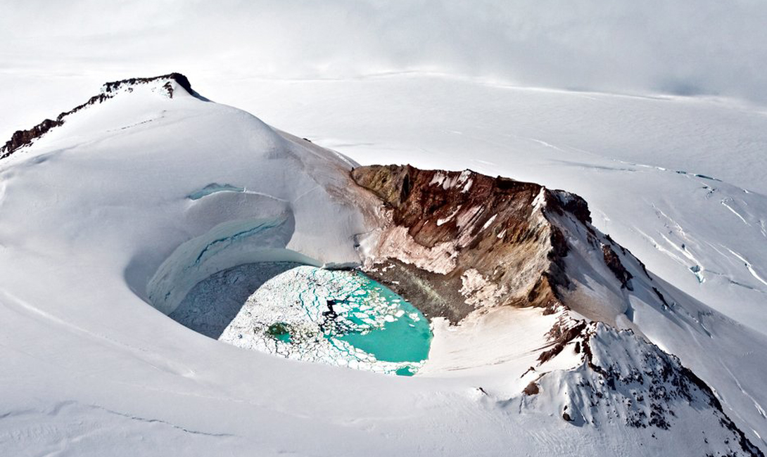 Гора Дуглас
Аляска
Гора Дуглас — стратовулкан, расположенный на южной оконечности Аляски. Озеро в его кратере вполне могло бы сойти за санаторный курорт: кислотность и температура воды здесь вполне подходящие.