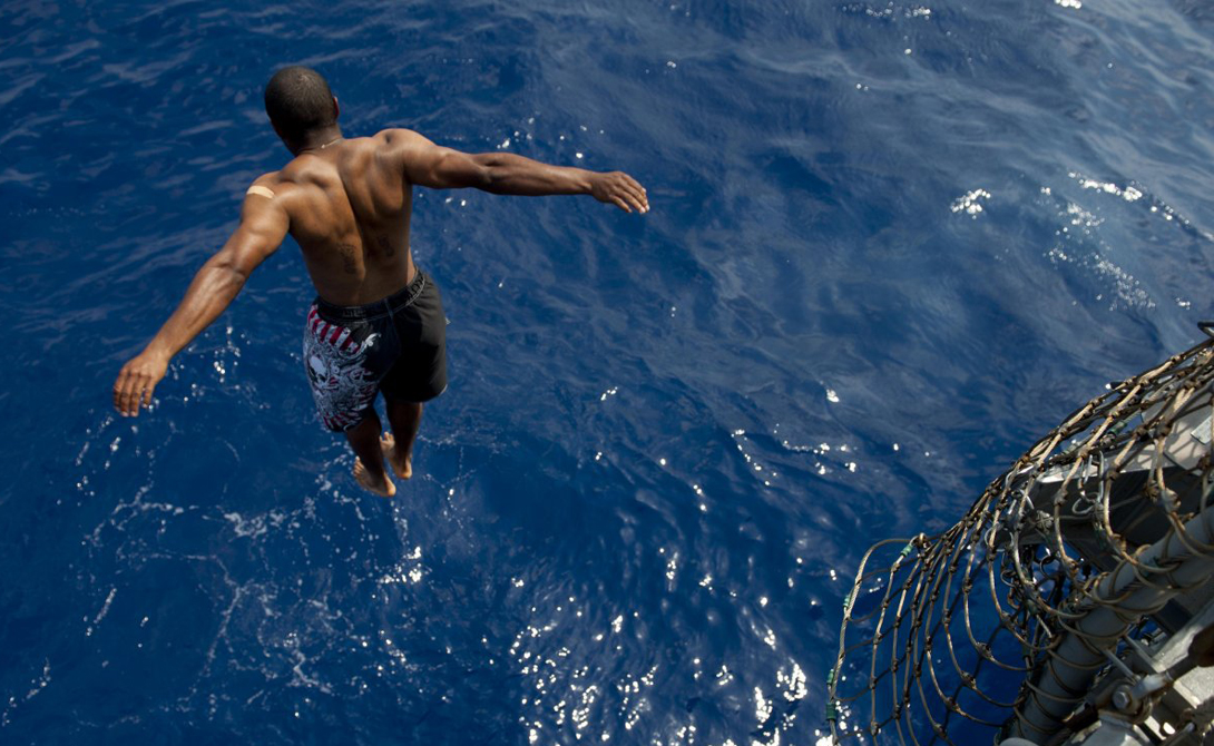 Солдат из USS Mobile Bay прыгает в Тихий океан.
