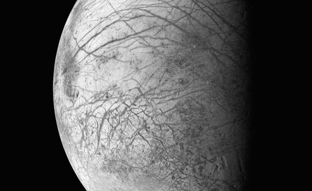 Гребни ледяных гор и разломы коры ледяной же оболочки Европы, одной из многих лун Юпитера. Galileo, 29 марта 1998 года.