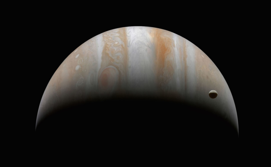 Юпитер и Ганимед, самый большой спутник в нашей Солнечной системе. Cassini, 10 января 2001 года.