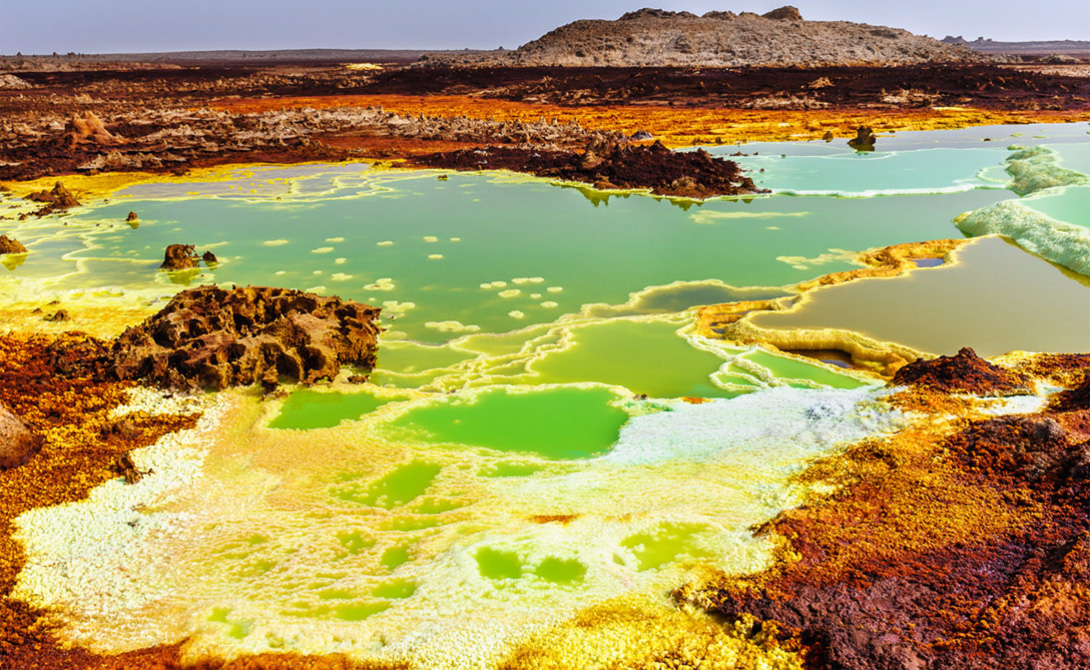 А это самое жаркое место во всей Эфиопии. С двумя активными вулканами, кипящим озером лавы, гейзерами — все вместе выглядит настоящим пейзажем с другой планеты.