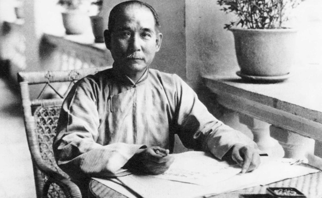 Сун Ят Сен
Сун Ят Сен — довольно спорная личность, оказавшая большое влияние на становление революционного самосознания китайского рабочего класса.