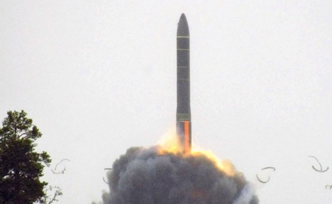 РС-24 «Ярс»
Термоядерная межконтинентальная баллистическая ракета нового поколения, призванная заменить морально устаревший «Тополь». Максимальная дальность «Ярса» — 11 000 километров, а мощность сравнима с сотней атомных бомб, сброшенных на Хиросиму.
