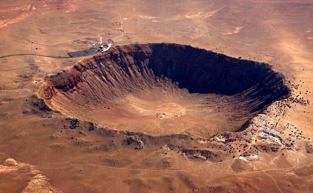 Этот кратер с диаметром в 23 километра образовался около 39 миллионов лет назад. Удар огромного метеорита был настолько силен, что уничтожил почти все живое на острове. Низкая температура предохраняет кратер от эрозии: территория Хотона чрезвычайно похожа на марсианский ландшафт.