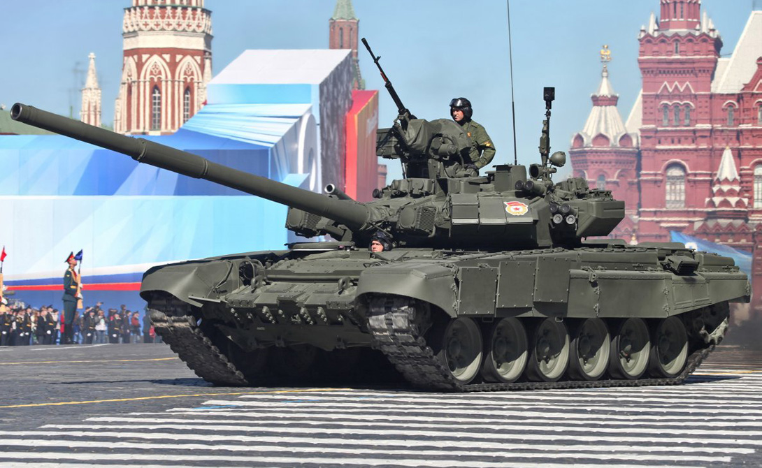 Т-90
Новейшая боевая платформа, прекрасно показавшая себя на испытаниях в полевых условиях. Главным оружием танка является гладкоствольная пушка калибром 125 мм, дополнительным — тяжелый зенитный пулемет с дистанционным управлением.
