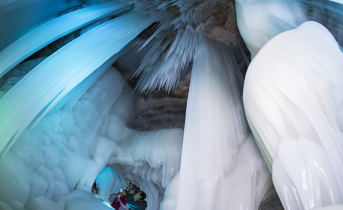 По мнению ученых, которые специализируются как раз на таких аномалиях, ледяной пещере удается сохранить свой холод благодаря необычной форме.