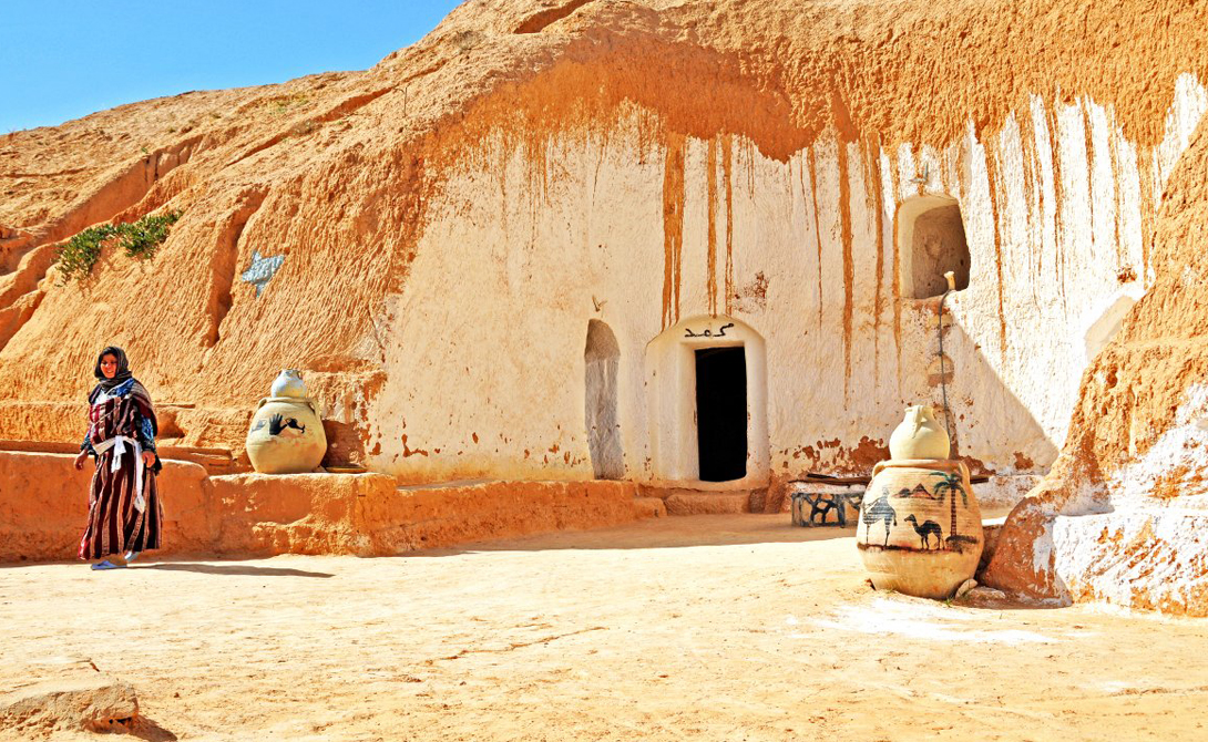 В этой южной тунисской деревне местные жители уже несколько веков считают своими домами традиционные пещеры, выдолбленные в склонах холмов. Но не нужно смотреть на этот образ жизни пренебрежительно: город оснащен всей необходимой инфраструктурой — есть даже свой подземный отель.