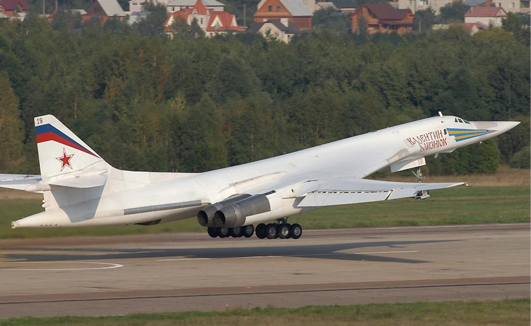 Ту-160
Туполев Ту-160 является самым крупным в мире сверхзвуковым боевым самолетом. Он был разработан в Советском Союзе еще в 1980-е годы. Ту-160 может похвастаться самыми мощными двигателями, которые когда-либо были установлены на боевых самолетах, и способен переносить груз в 40 000 килограммов.